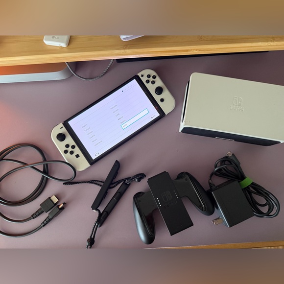 Nintendo Switch OLED - Picture 7 of 11